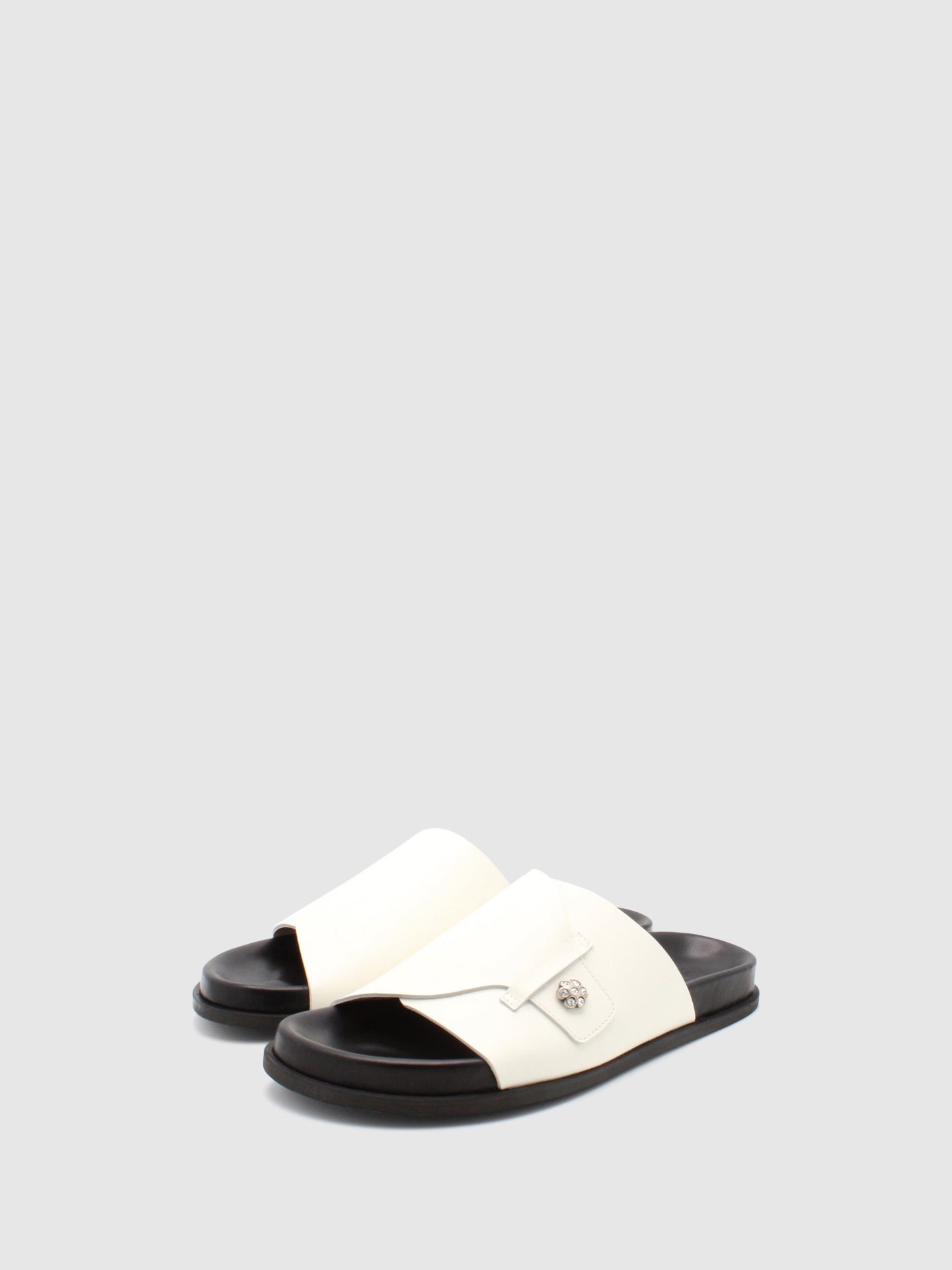 JJ Heitor Mules com Fivela Camélia White/Black